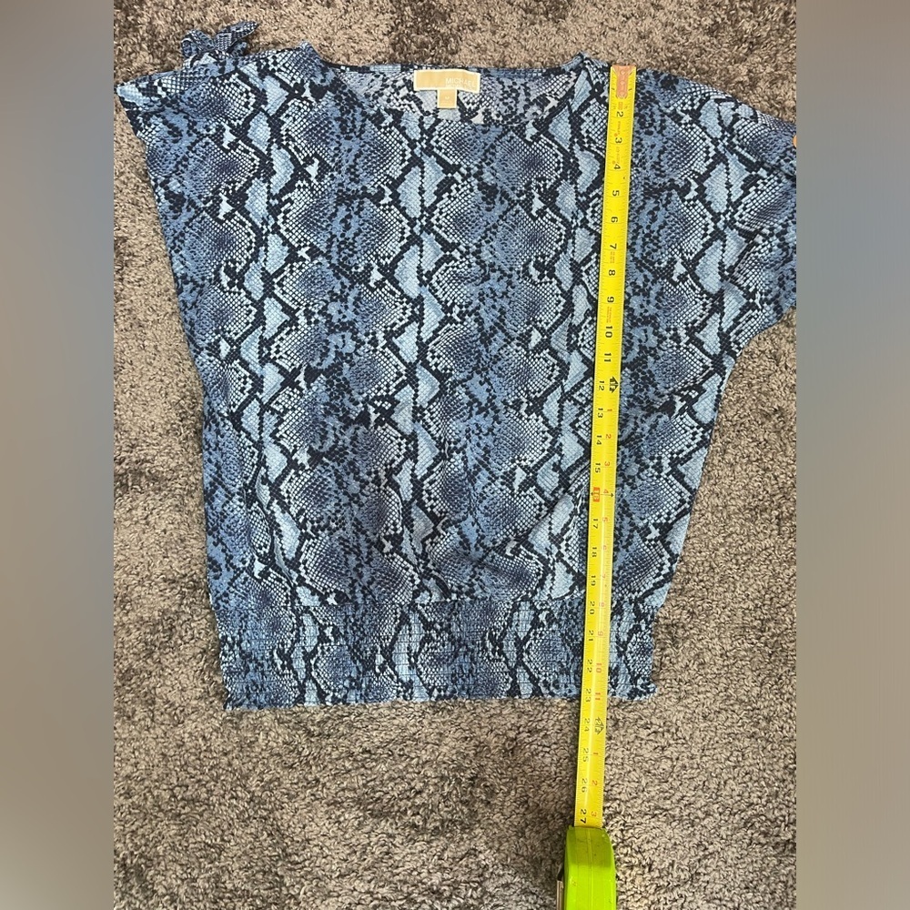 Michael by Michael Kors blue snake print boat neckline smocked blouse women’s M - Picture 15 of 17